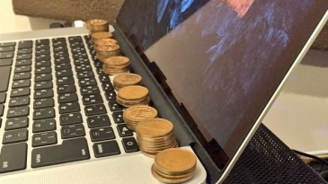 LÝ DO NGƯỜI NHẬT HAY ĐẶT ĐỒNG XU LÊN LAPTOP.