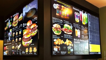 Màn hình quảng cáo điện tử trở nên cực kỳ hữu ích khi ứng dụng vào ngành hàng ăn uống