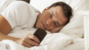 TÁC HẠI CỦA VIỆC “DÁN MẮT” VÀO ĐIỆN THOẠI KHI MỚI NGỦ DẬY.