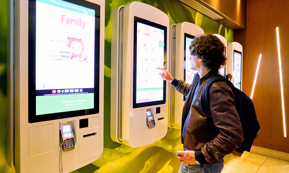 màn hình quảng cáo điện tử và kiosk cảm ứng