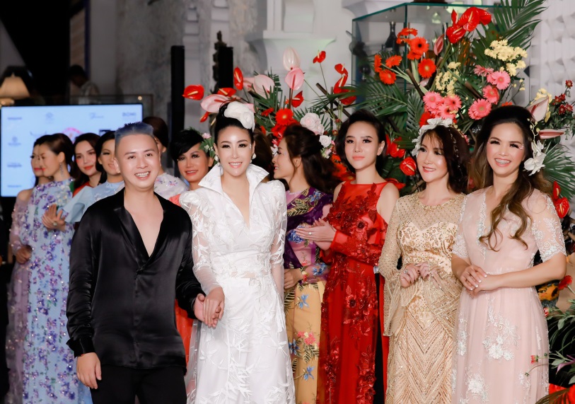 Dàn diễn viên khởi động show diễn của Hoàng Trần