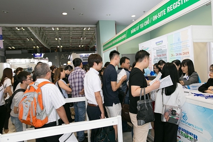 khách hàng tham dự đến đăng kí triển lãm Paper Vietnam 2019