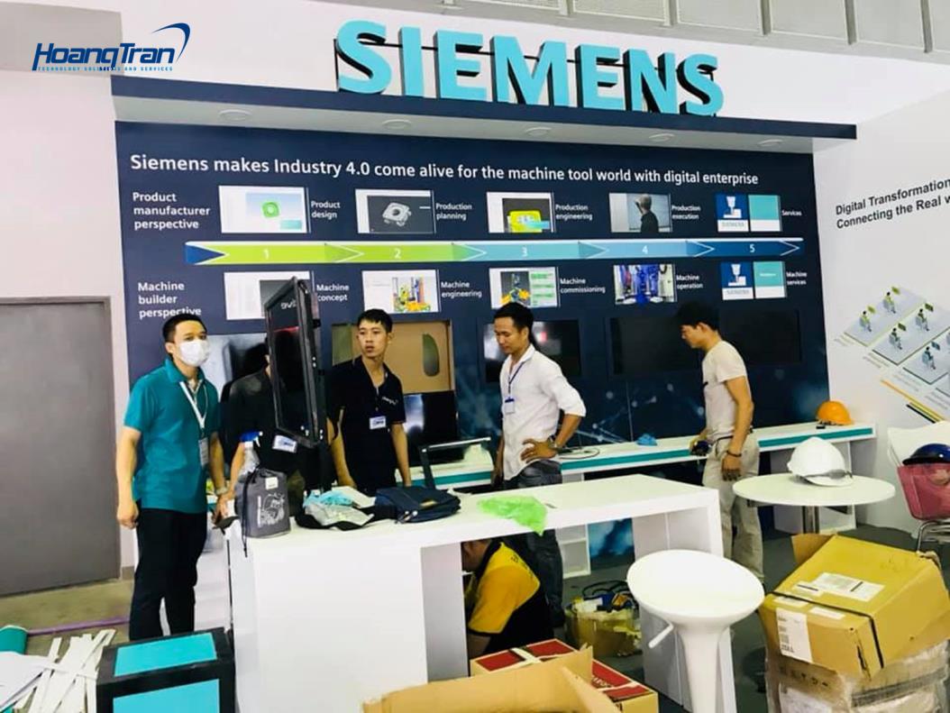 Team Hoàng Trần lắp đặt Kiosk quảng cáo & thiết bị sự kiện