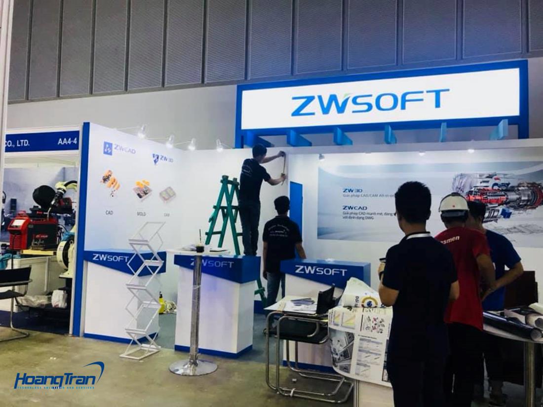 Team Hoàng Trần lắp đặt Kiosk quảng cáo & thiết bị sự kiện 2