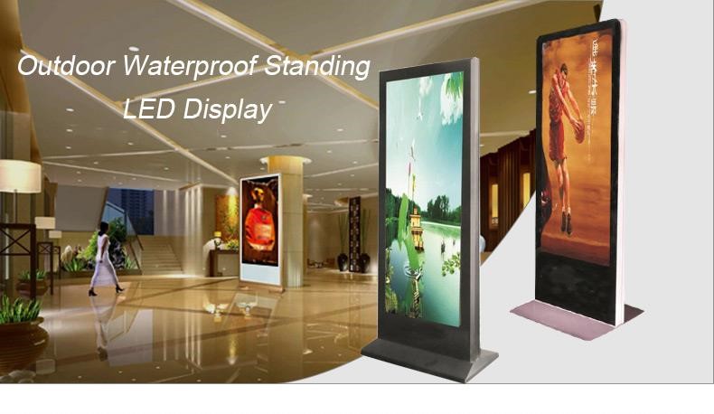 Màn hình quảng cáo dạng cột đứng trong trung tâm thương mại