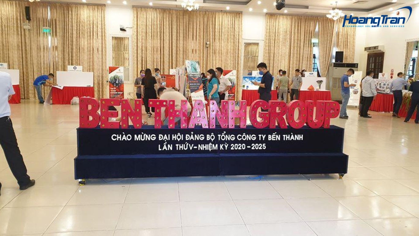 Hoang tran phoi hop to chuc su kien cung dang thiet bi hien dai
