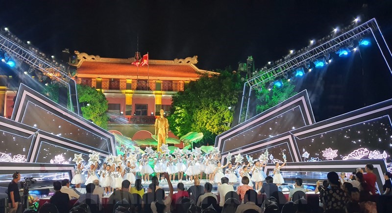 Hoang Tran dong hanh cung to chuc su kien cau truyen hinh