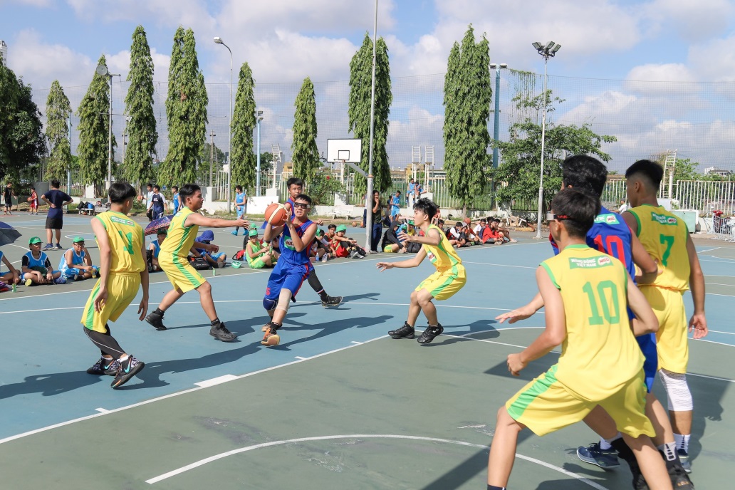 Các vận động viên so tài tranh giải bóng rổ Festival