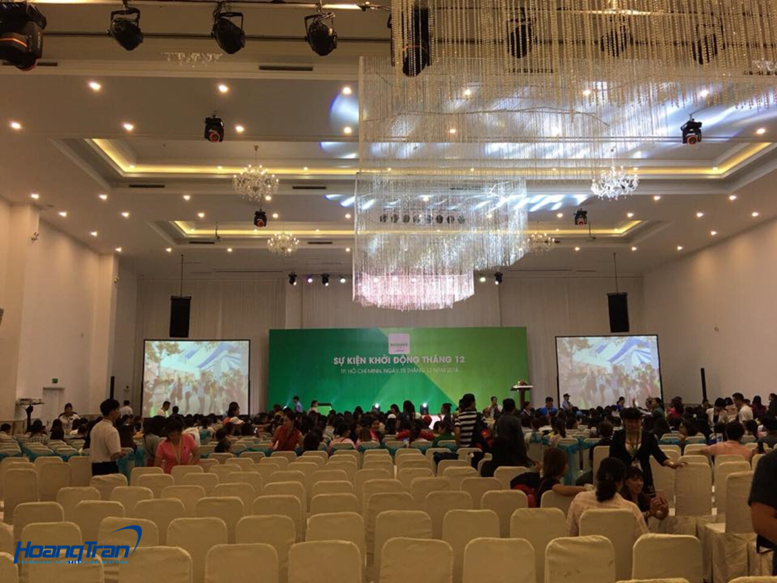 Khán phòng hoành tráng với phần cánh gà là 2 màn hình chiếu cỡ lớn