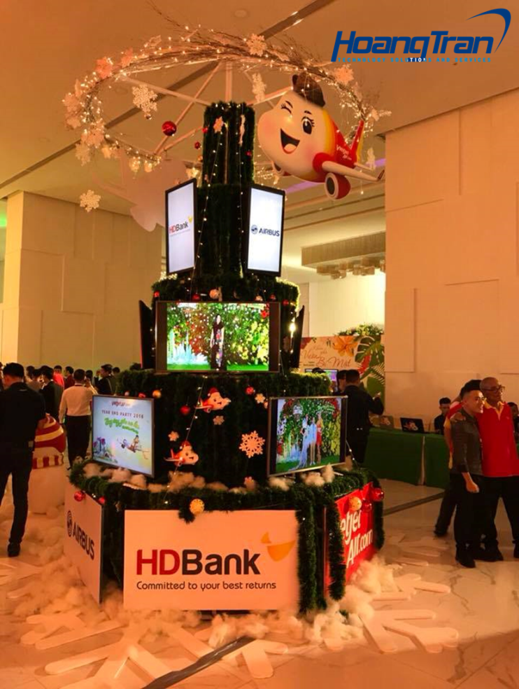 Hoàng Trần lắp đặt màn hình chiếu, màn hình cảm ứng