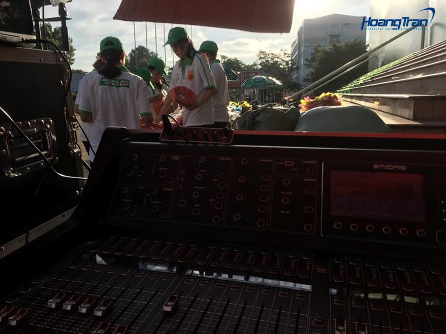 Hệ thống âm thanh sân khấu hiện đại, chuyên nghiệp được Hoàng Trần lắp đặt
